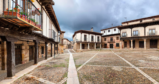 La Plaza del trigo de Atienza, es una plaza soportalada tradicional de Castilla